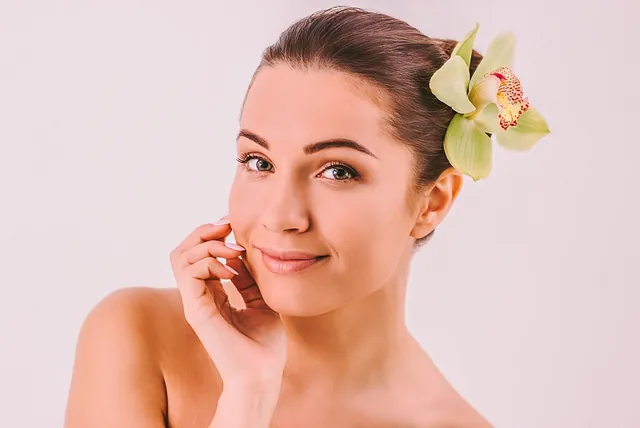 mujer con flor en el pelo